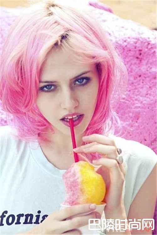 粉色头发和什么颜色混搭更出众_2017流行发色都有哪些颜色?不同肤质女生适合什么发色?
