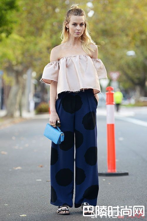 一字肩上衣搭配阔腿裤穿什么鞋子好_一字肩上衣搭配什么裤子时尚有气质？5个小技巧教你如何驾驭一字肩！