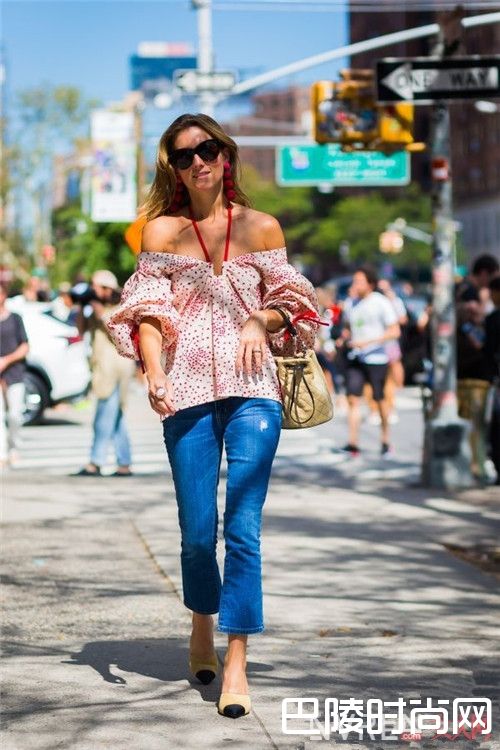 一字领上衣搭配牛仔裤甜美知性吗_一字肩上衣搭配什么裤子时尚有气质？5个小技巧教你如何驾驭一字肩！