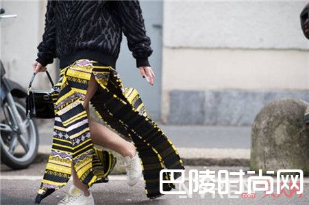 不同裙子搭配球鞋_这些裙子+球鞋的完美搭配，让你元气满满时髦满分！