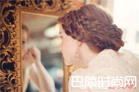 夏季头发有哪些扎法让你时刻貌美如花的！_夏季如何扎头发凉爽?这些扎法让你走在潮流前端！