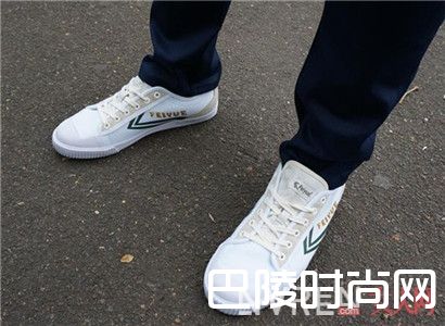 这几款帆布鞋让你轻松出街！_帆布鞋控的你买对鞋了吗？这几款帆布鞋让你轻松出街！