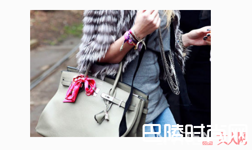 丝巾绑法小技巧，get起来今夏绝对不无聊！_丝巾绑法小心机:这4个让造型让你夏天美的很高级！