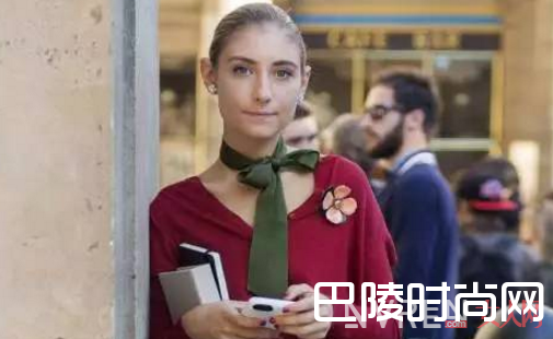 丝巾绑法小技巧，get起来今夏绝对不无聊！_丝巾绑法小心机:这4个让造型让你夏天美的很高级！