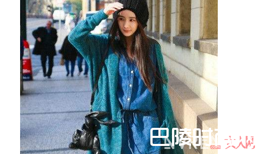 街拍达人教你用长款针织开衫搭配不同服饰，玩转秋天！_看街拍达人用长款针织开衫搭配不同服饰，玩转秋天！