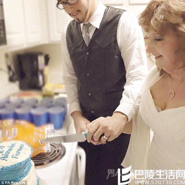 老妇和17岁男子切蛋糕 老妇和17岁男子切蛋糕