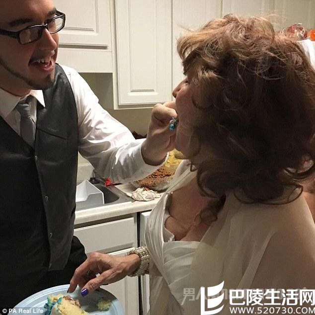老妇和17岁男子互喂蛋糕 老妇和17岁男子互喂蛋糕