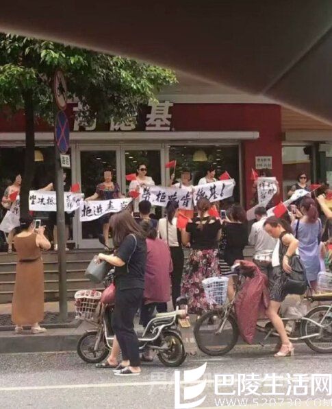 大妈包围肯德基抗议