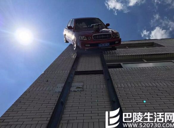 三层楼的墙面上