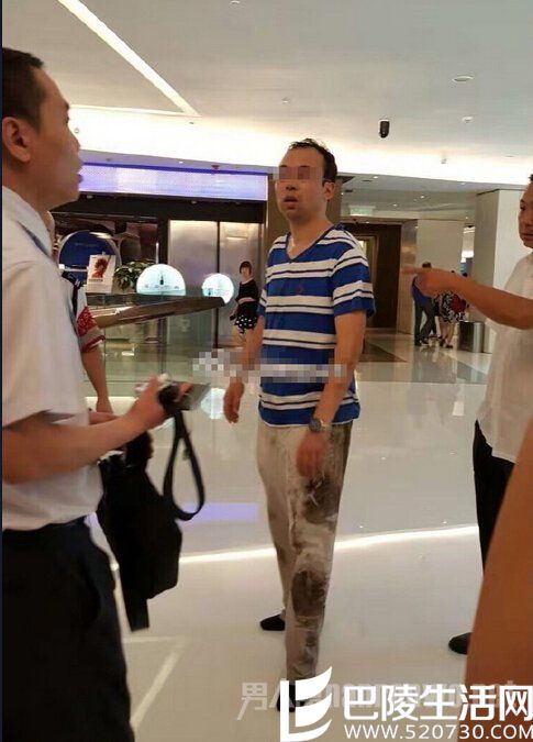 因被一通拳打脚踢,裤子上还有多个脚印 因被一通拳打脚踢,裤子上还有多个脚印