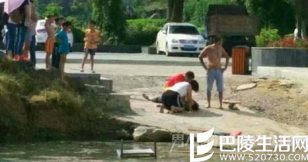 男子救小女孩溺亡