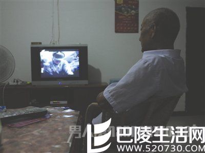 古蔺，69岁的杨正元独自在家看电视