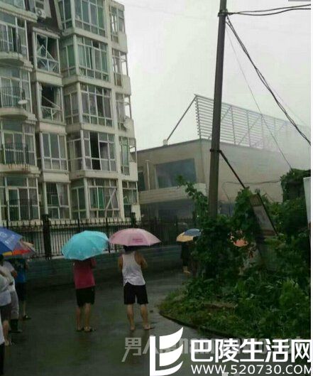 爆炸现场附近的居民楼