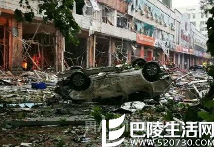 事发现场，一辆汽车被炸翻