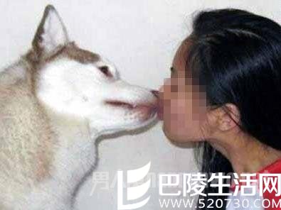 女子上班前和爱犬亲亲 女子上班前和爱犬亲亲