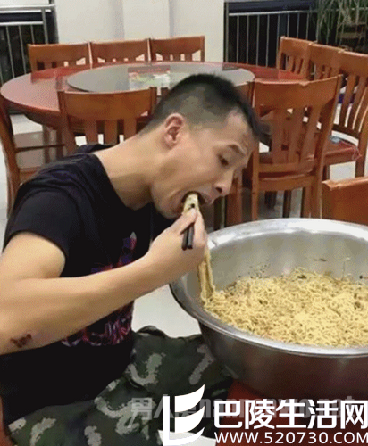 消防战士吃光盆面