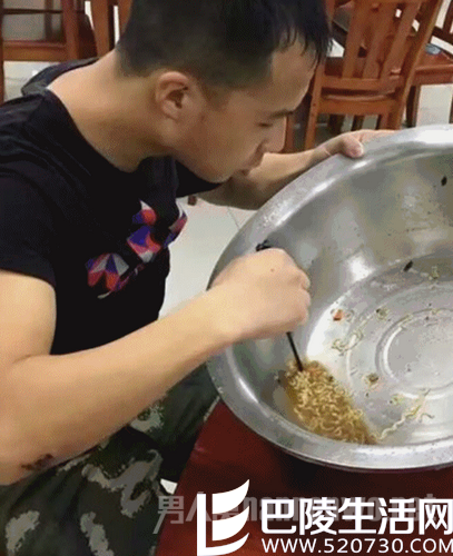 消防战士吃光盆面心酸