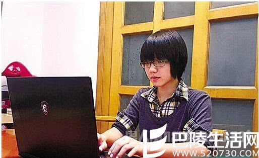 家教李坰其在准备上课资料