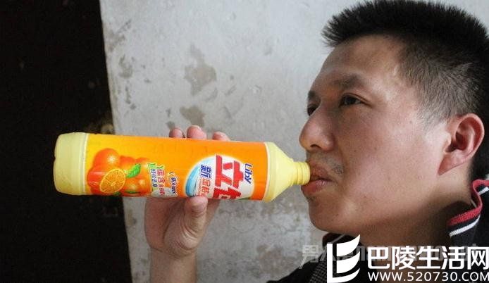 男子喝洗洁精