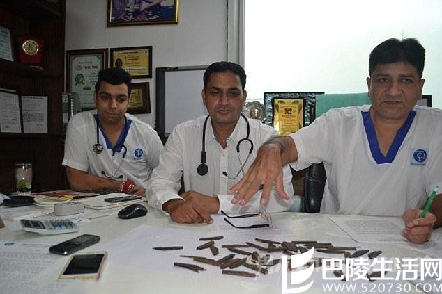 医生在患者肚子取出的刀片