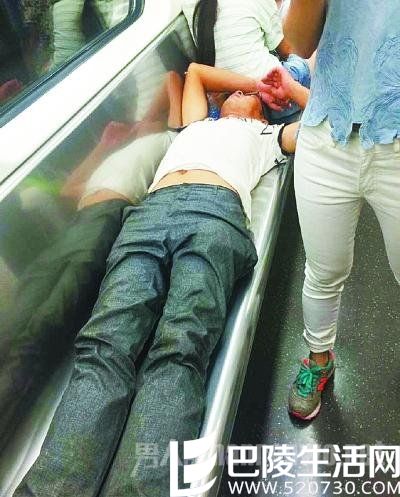 横躺地铁座位睡大觉 横躺地铁座位睡大觉