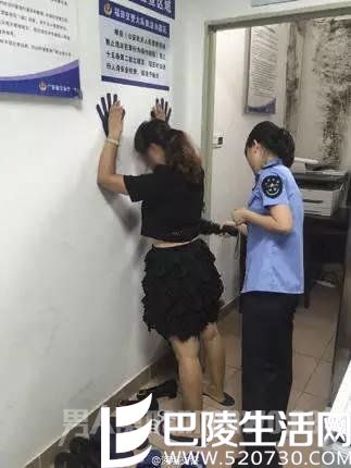 女子违停被罚 女子违停被罚