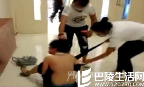 女子商场内遭扒衣