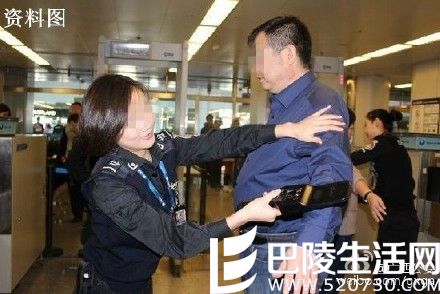 张先生乘地铁时候被女安检员摸胸