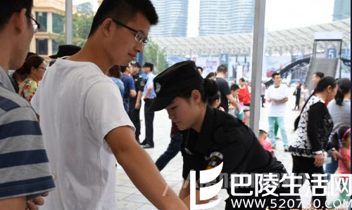 男子乘地铁投诉女安检袭胸摸臀