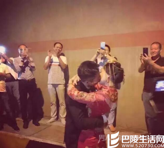 新人在隧道内拥吻