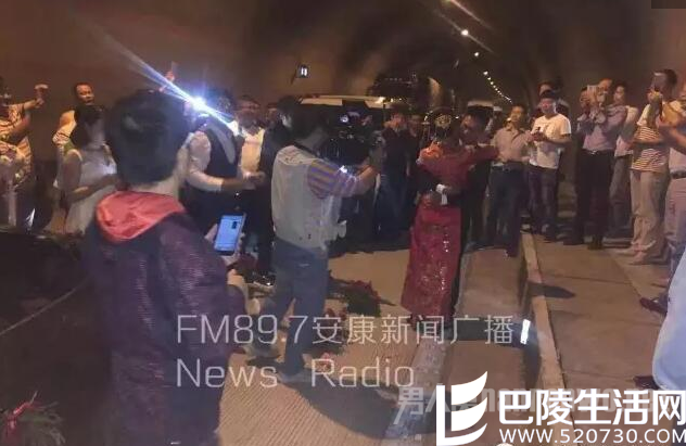 过往司机在隧道内拍摄婚礼现场