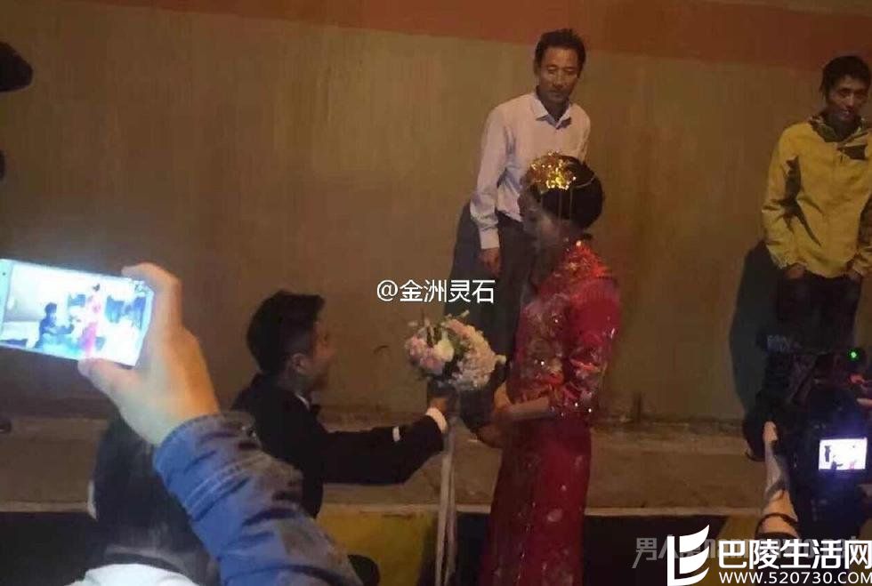 新郎向新娘献花