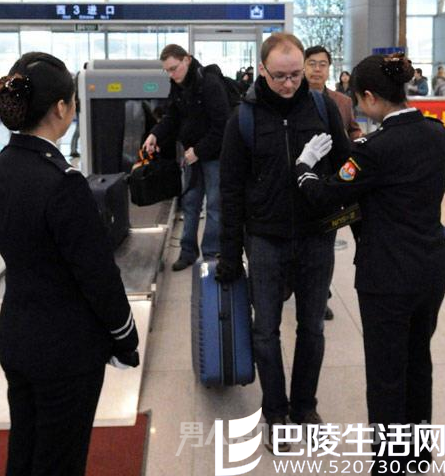 男子投诉女安检袭胸