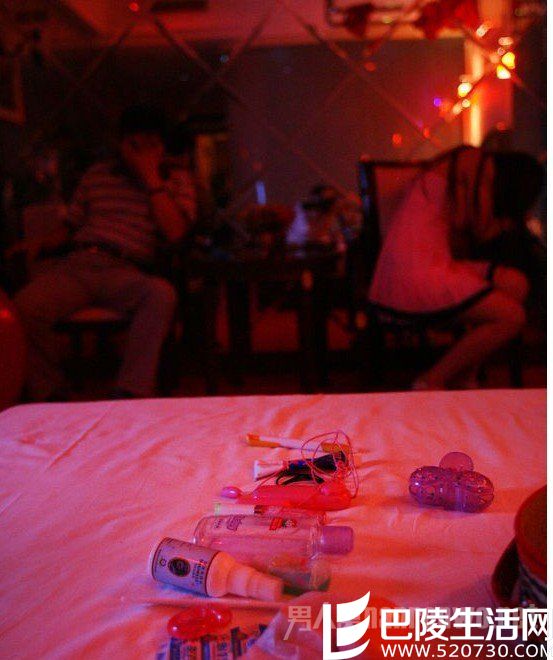 学霸沦为站街女揽客