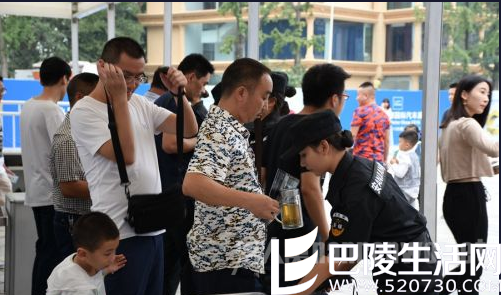 男子遭女安检袭胸