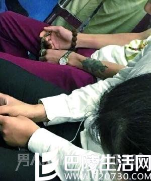 男子带蛇上地铁把玩