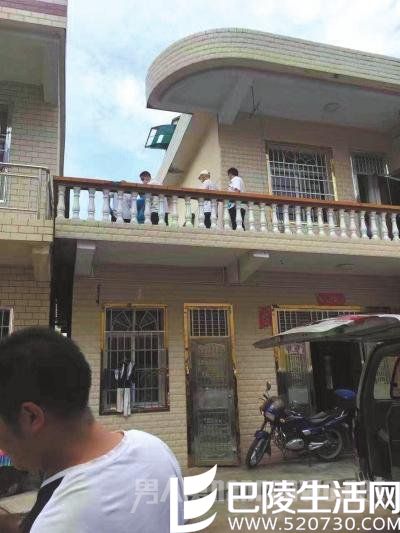 警方在嫌疑人邻居家二楼露台上发现女孩尸体 警方在嫌疑人邻居家二楼露台上发现女孩尸体