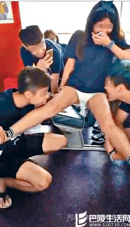 两男共舔1名女生腿部