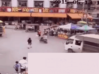 玩手机被撞 玩手机被撞