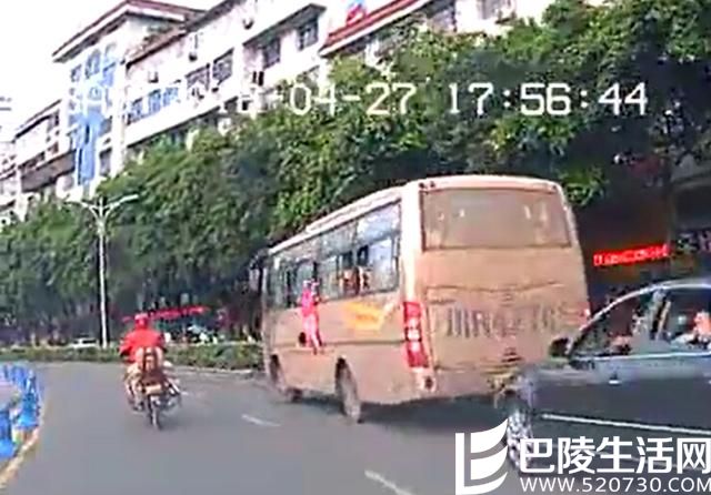 母亲玩手机孩子摔出公交车 母亲玩手机孩子摔出公交车