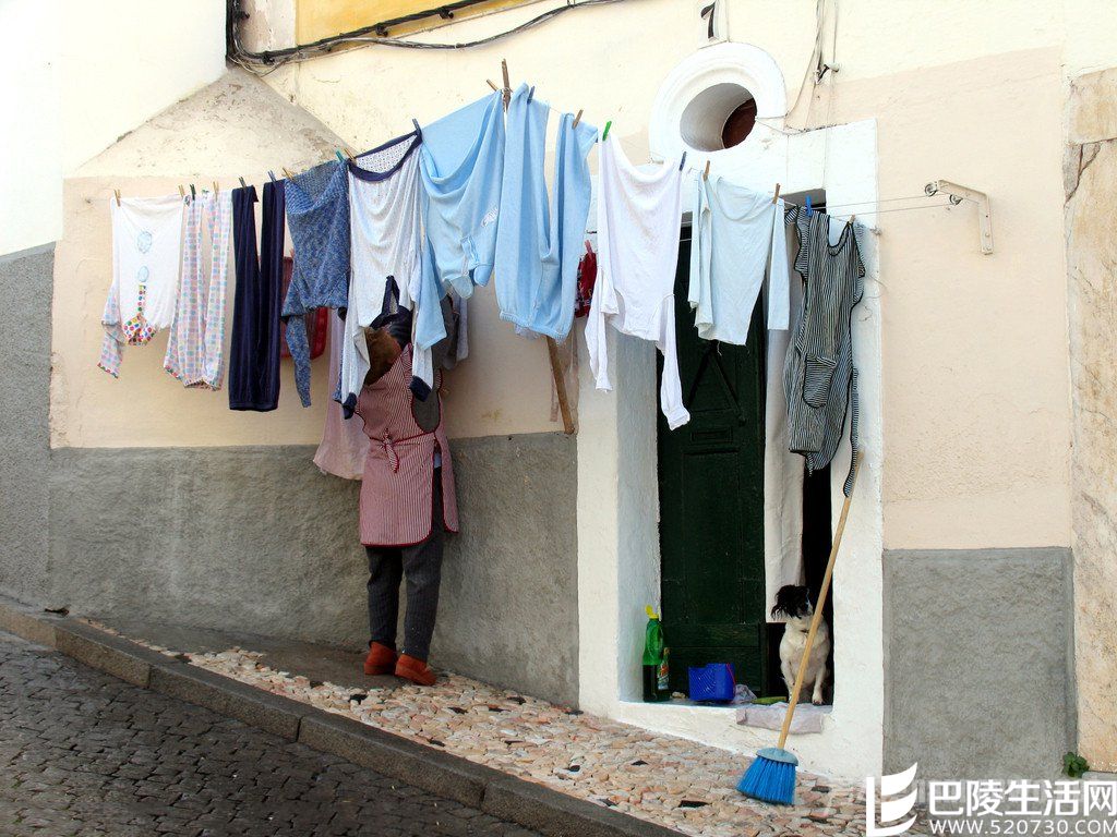 七旬老人阳台收衣服 七旬老人阳台收衣服