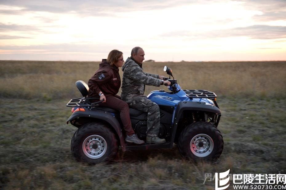 俄罗斯总统普京驾驶摩托车 俄罗斯总统普京驾驶摩托车