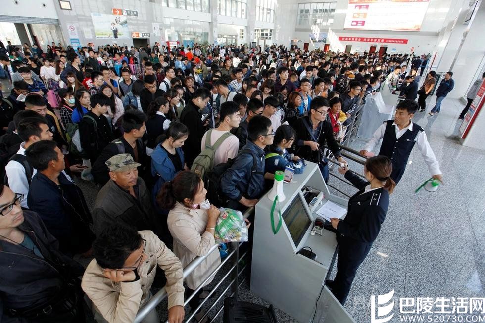 旅客等待检票上车