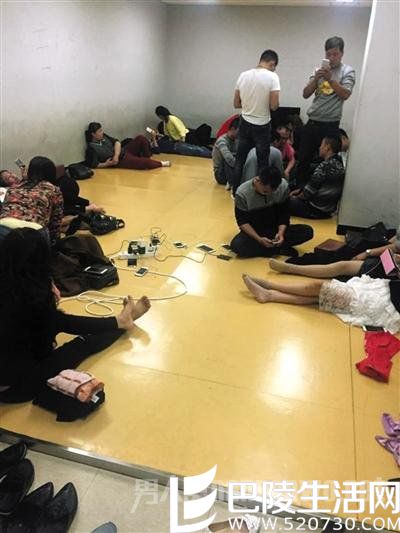 “小黑屋”设施简陋，仅有充电插座，没有床和被子