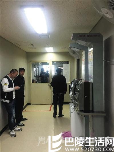 济州机场内进出“小黑屋”的门紧闭，中国游客被扣押在此