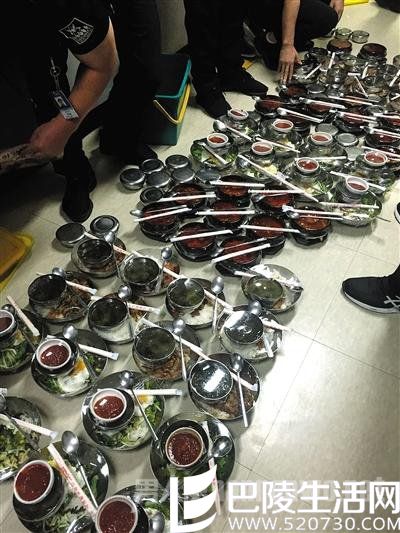 被扣押游客每顿自行付费约50元人民币，由机场人员订餐