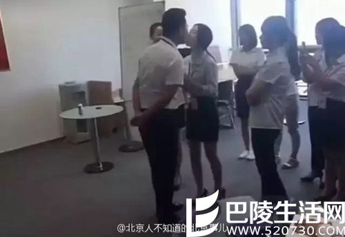让女员工排队吻老板搞特色文化