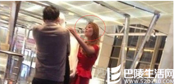 红衣女子一脸的怒气 红衣女子一脸的怒气