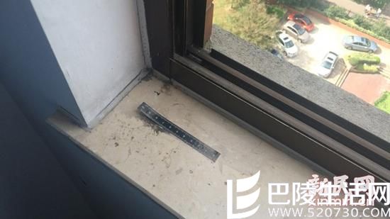 文科楼11层消防通道窗台口留有一标尺