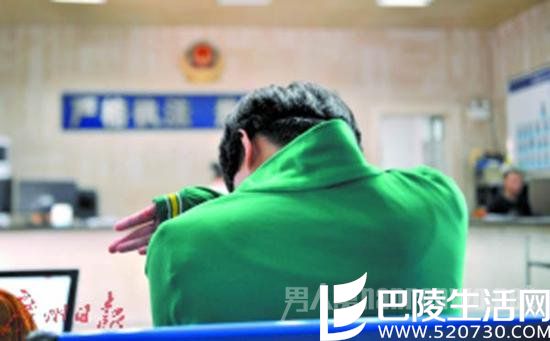 女生婷婷在家长的陪伴下向记者讲述当时的情况 女生婷婷在家长的陪伴下向记者讲述当时的情况